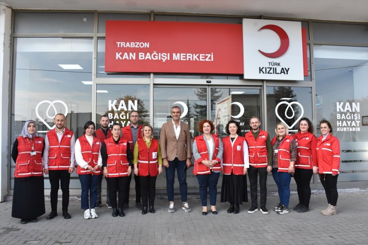 Gönüllü bağışçı akademisyen 100. kez kan bağışında bulundu