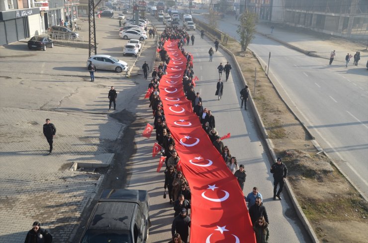 Hakkari'de öğretmenler, şehit meslektaşları için yürüdü