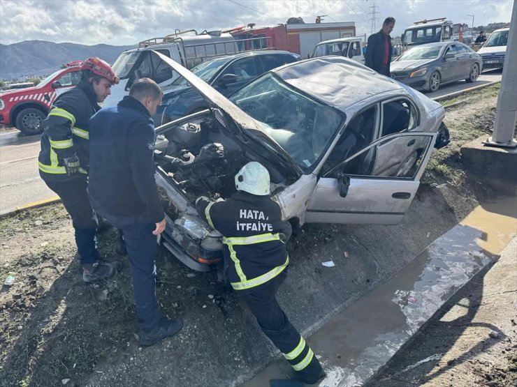 Hatay'da refüje çarpan otomobildeki 6 kişi yaralandı