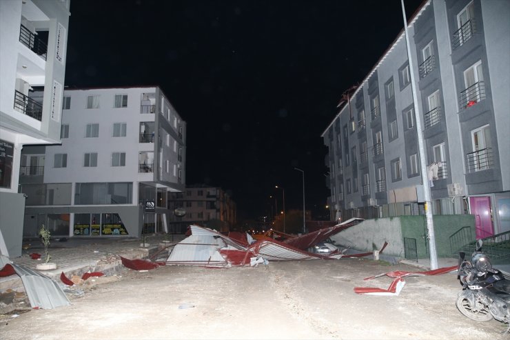 Hatay'da şiddetli rüzgar bir sitedeki binaların çatılarını uçurdu