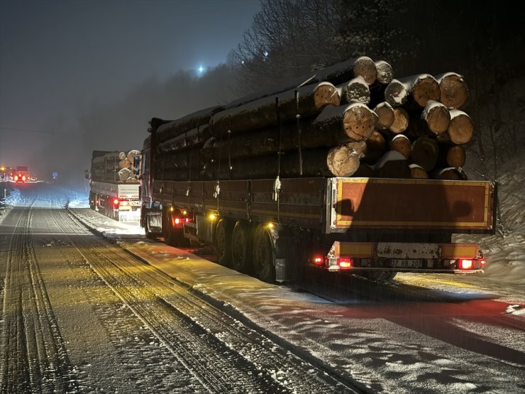 Ilgaz Dağı geçidinde kar yağışı nedeniyle yol ulaşıma kapandı