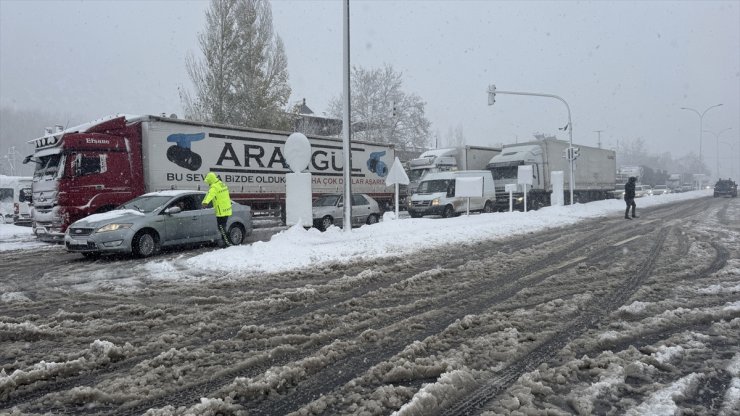 Kahramanmaraş-Kayseri kara yolu kar ve tipi nedeniyle ulaşıma kapandı