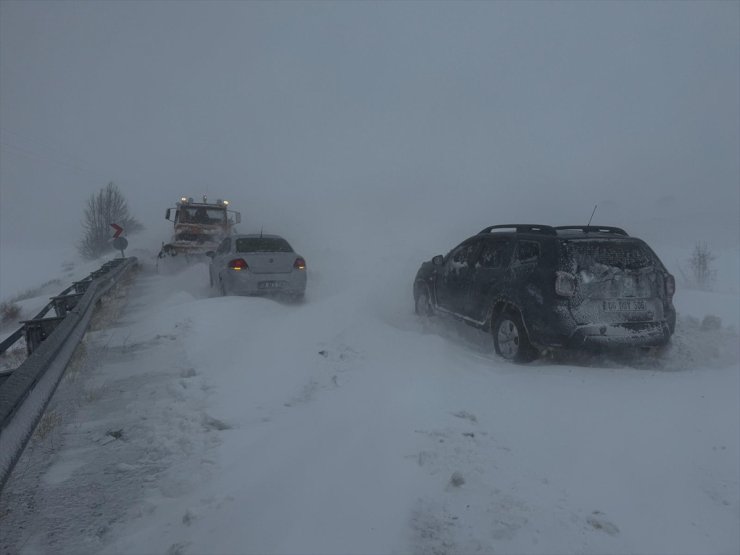 Kayseri-Sivas kara yolu yoğun kar nedeniyle ulaşıma kapandı