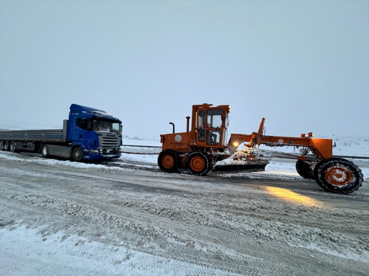 Kayseri'de kapanan yolları açan ekipler, mahsur kalan sürücülere yardım etti