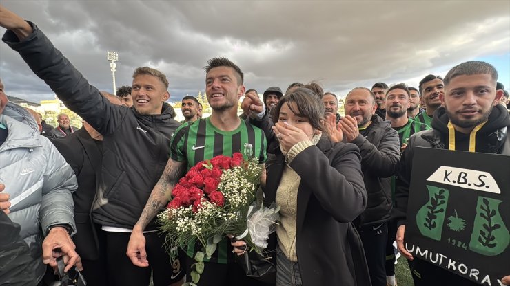 Kilis'te futbolcu, maç sonunda kız arkadaşına evlenme teklifinde bulundu