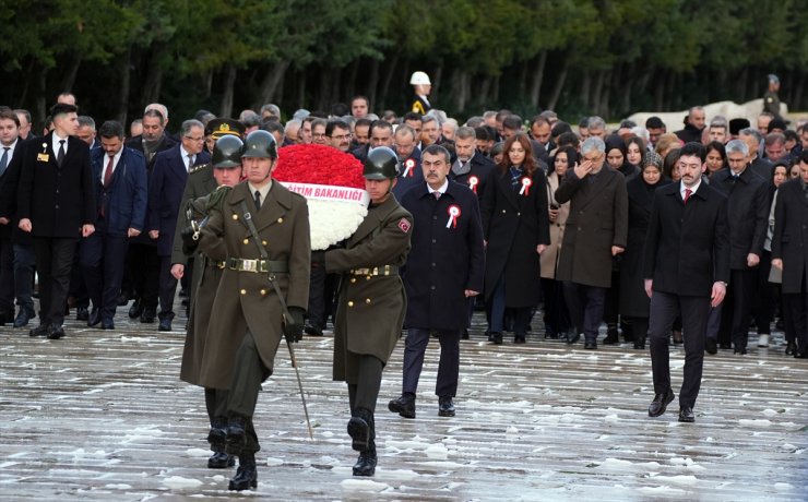 Milli Eğitim Bakanı Tekin, tüm illerden gelen öğretmenlerle Anıtkabir'i ziyaret etti