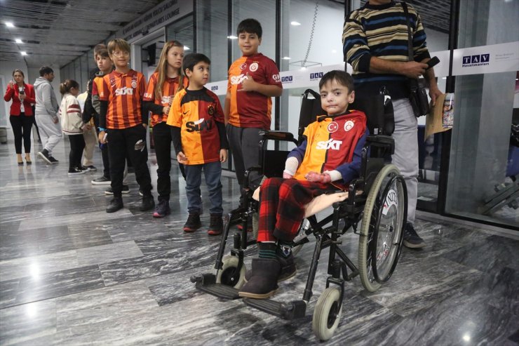 Muğla'da kelebek hastası çocuk, Galatasaraylı futbolcularla buluştu