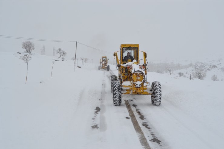 Niğde, Kayseri ve Kırşehir'de kar etkili oluyor