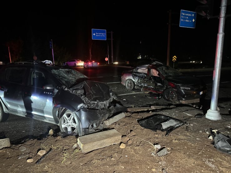 Şanlıurfa'da iki otomobilin çarpıştığı kazada 1 kişi öldü, 6 kişi yaralandı