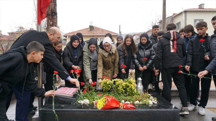 Şehit öğretmen Şenay Aybüke Yalçın Öğretmenler Günü'nde kabri başında anıldı