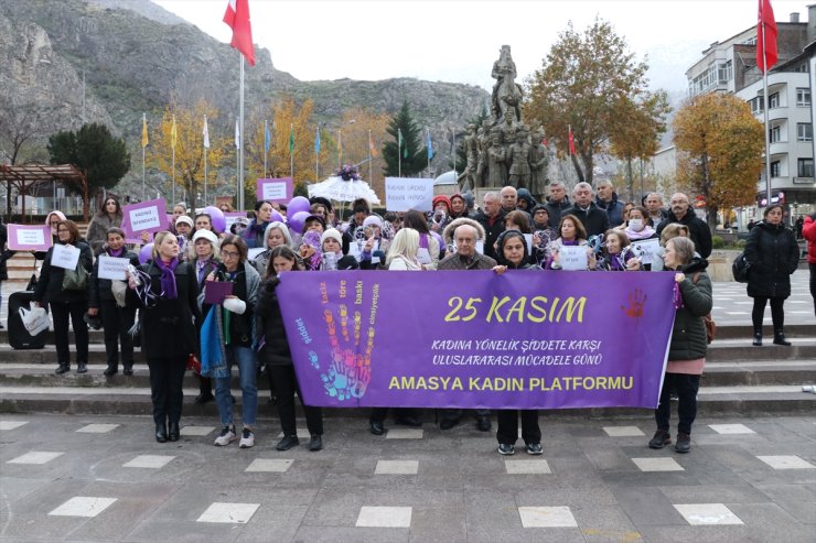 Amasya'da kadına yönelik şiddete karşı "mor mendil ve ayakkabılı" protesto yapıldı