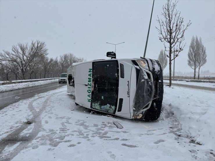 Erzurum'da direğe çarparak devrilen minibüsteki 8 kişi yaralandı