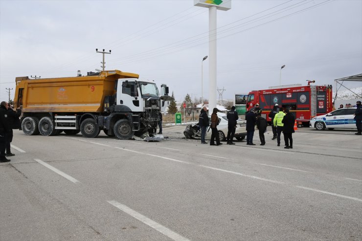 Eskişehir'de hafriyat kamyonuyla çarpışan otomobilin sürücüsü öldü