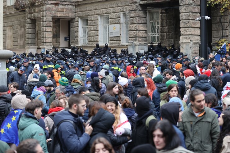 Gürcistan'da yeni parlamento muhalefetin protestosuna rağmen ilk oturumuna başladı