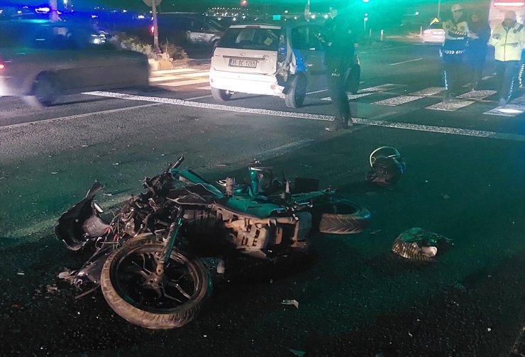 İzmir'de otomobille çarpışan motosikletteki 2 kişi yaralandı