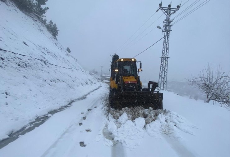 Kahramanmaraş'ta kar ve tipi nedeniyle kapanan 203 mahalle yolu ulaşıma açıldı