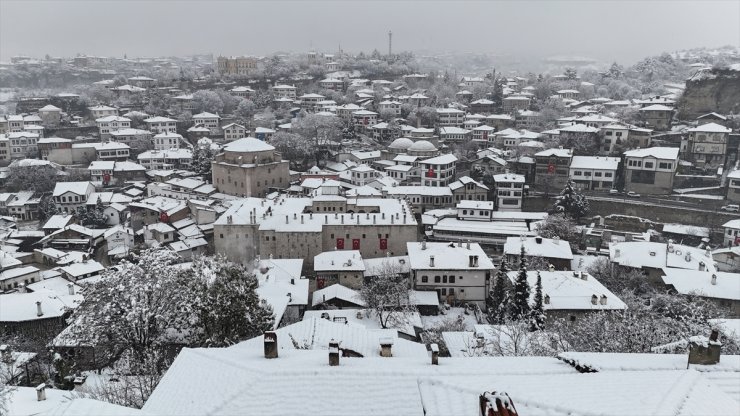 Karabük'te kar yağışı etkili oluyor