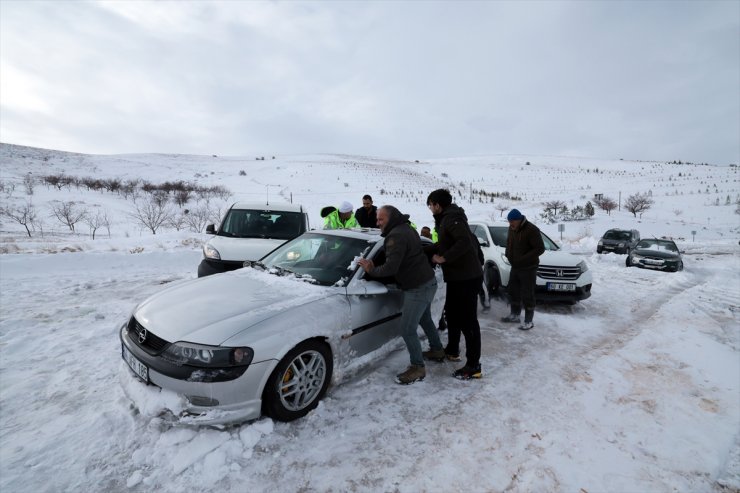 Malatya-Kayseri kara yolunda mahsur kalan araçlar kaldırıldı