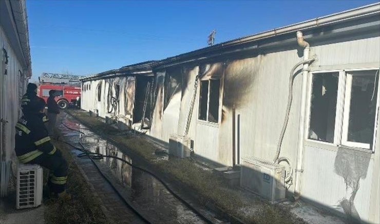 Manisa'da konteyner yatakhanede çıkan yangında 4 işçi yaralandı