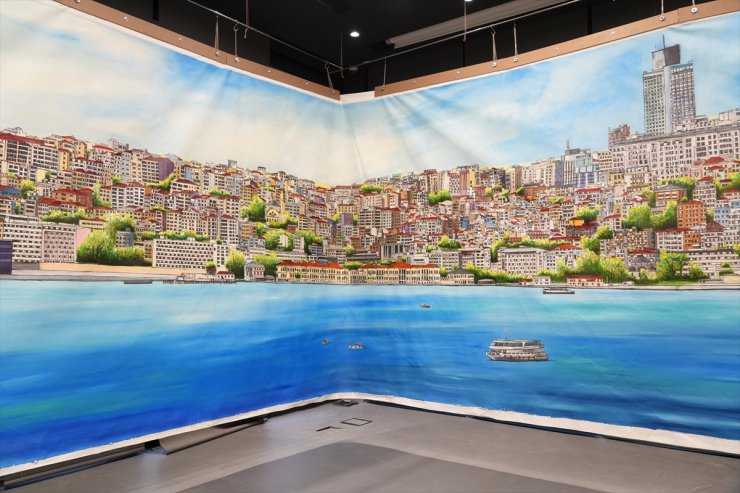 Ressam Alev Özas'ın "Dev İstanbul" eseri Kadıköy'de sanatseverlerle buluştu