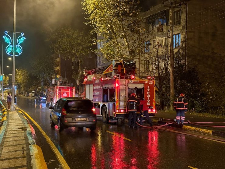 Sakarya'da üç katlı binanın çatısı yangında hasar gördü