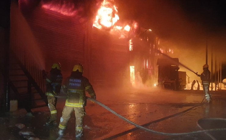 Balıkesir'de yem fabrikasında çıkan yangın söndürüldü