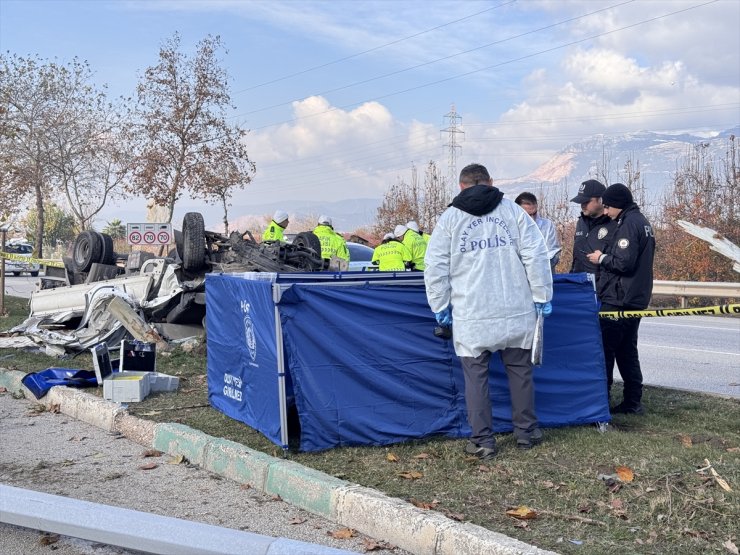 Bursa'da ağaçlara çarparak devrilen kamyonetteki 2 kişi öldü