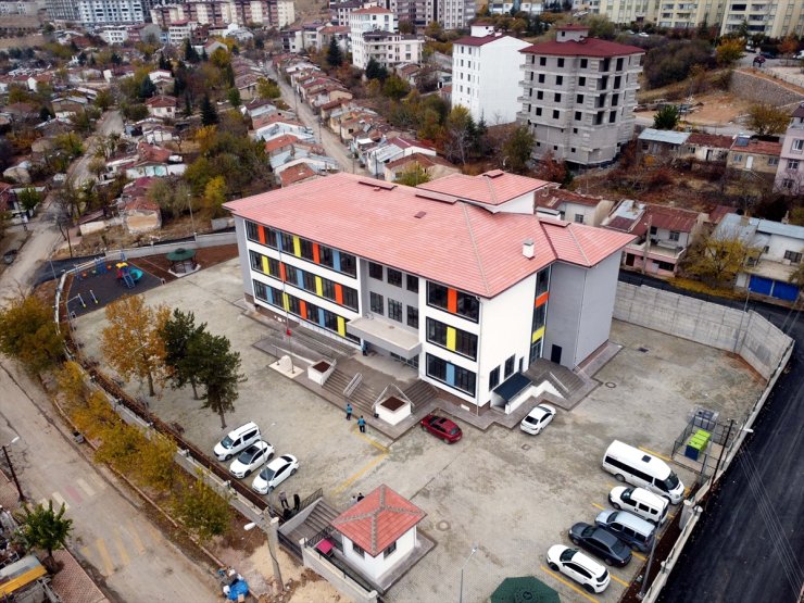 Elazığ depremi sonrası yapılan okulları hükümlüler temizleyip eğitime hazırlıyor