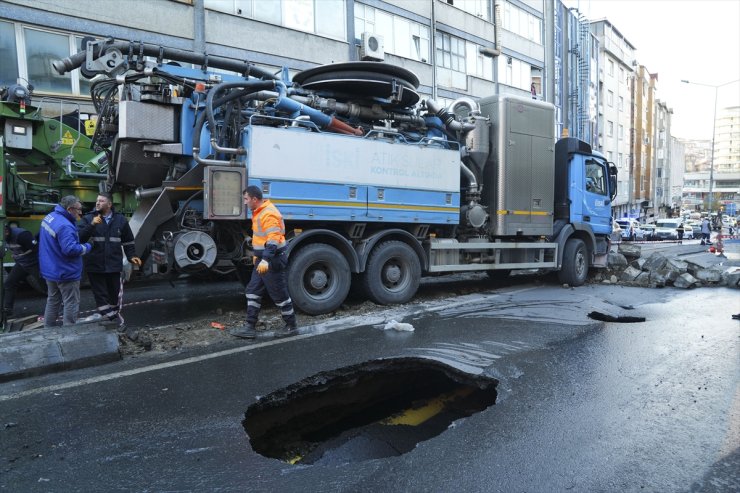 GÜNCELLEME - Güngören'de İSKİ kamyonu çalışma yaparken yol çöktü