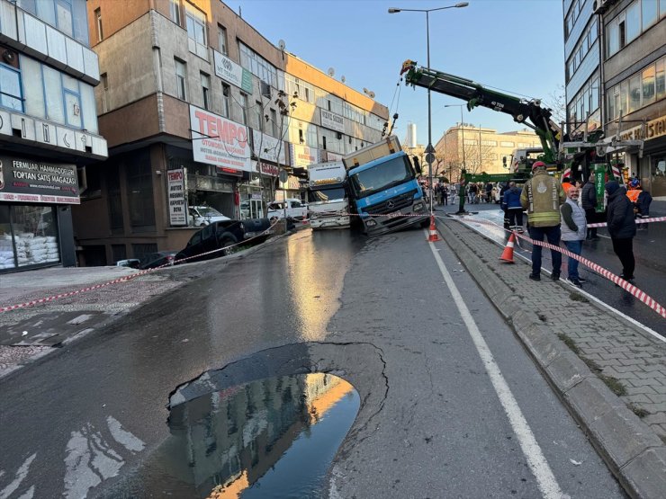 Güngören'de İSKİ kamyonu çalışma yaparken yol çöktü