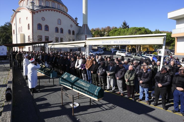 İstanbul'da intihar eden şüphelinin öldürdüğü eşi, oğlu ve kayınvalidesi de toprağa verildi