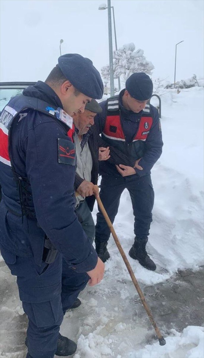 Karabük'te kar nedeniyle hastaneye gidemeyen kişilerin yardımına ekipler koştu