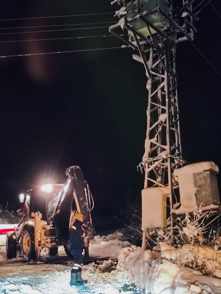 Orta Karadeniz'de kar yağışı ve fırtınanın yol açtığı elektrik kesintileri giderildi