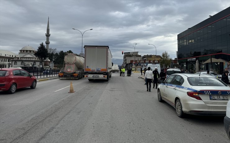 GÜNCELLEME - Sakarya'da tırın çarptığı kadın öldü