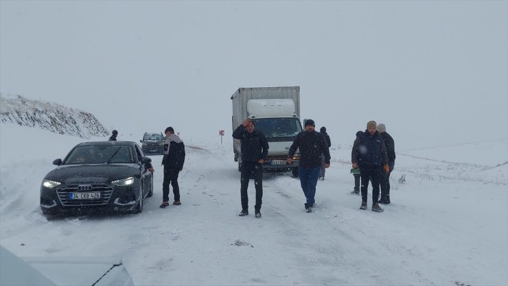 Sivas'ta kar yağışı, tipi ve buzlanma nedeniyle mahsur kalan 14 araç kurtarıldı