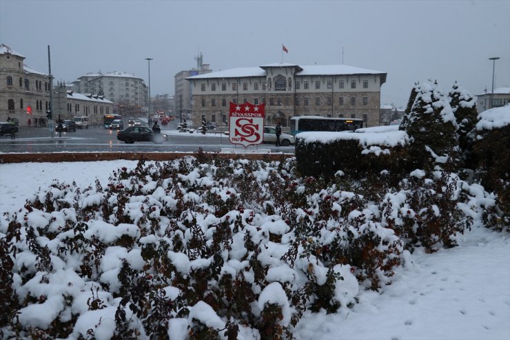 Sivas'ta kar ve tipi nedeniyle 645 köy yolu ulaşıma kapandı