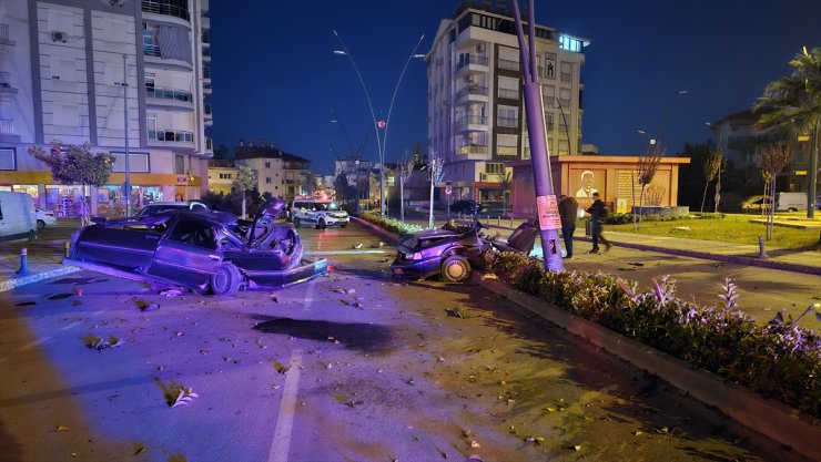 Antalya'da aydınlatma direğine çarpıp ikiye bölünen otomobildeki genç kız öldü, sürücü yaralandı