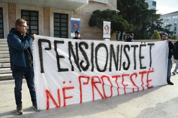 Arnavutluk'ta emekliler, maaşlarının artırılması için protesto düzenledi