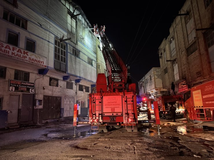 Gaziantep'te ayakkabı ve terlik imalathanesinde çıkan yangın söndürüldü