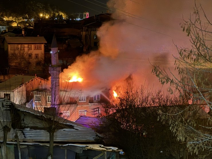 Kastamonu'da çıkan yangında 2 ev zarar gördü