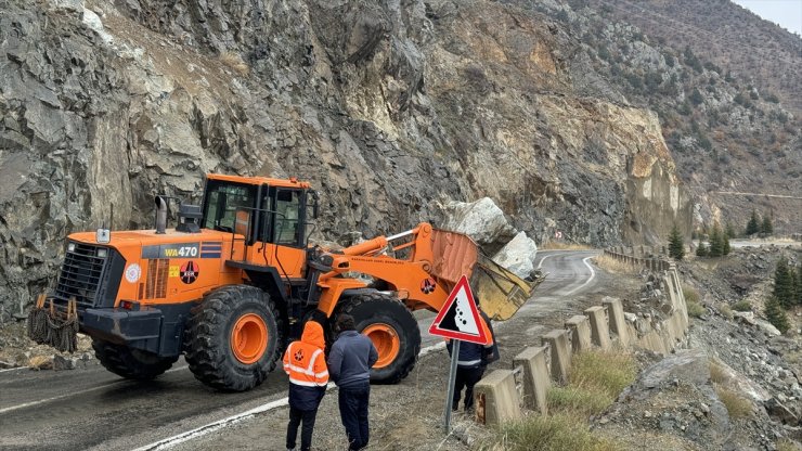 Artvin-Ardahan kara yolunda ulaşım heyelan nedeniyle kontrollü sağlanıyor