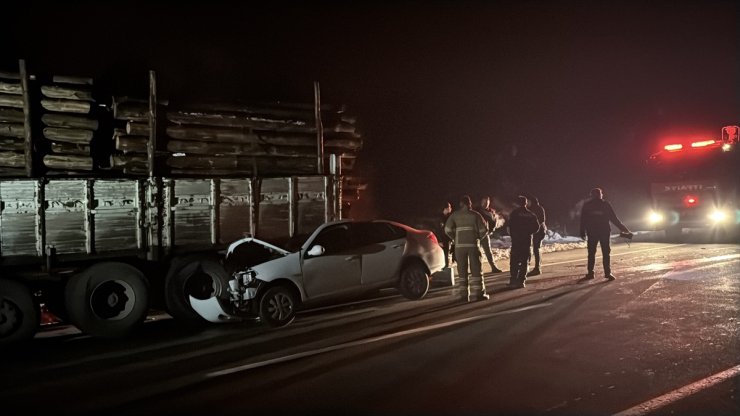 Karabük'te tomruk yüklü kamyona arkadan çarpan otomobilin sürücüsü yaralandı