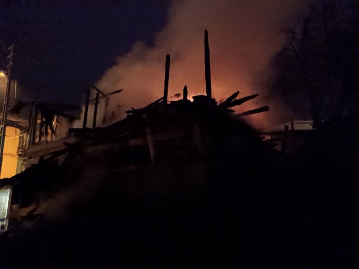 Kastamonu'da evde çıkan yangında 1 kişi yaralandı, kayıp baba ve engelli oğlu aranıyor