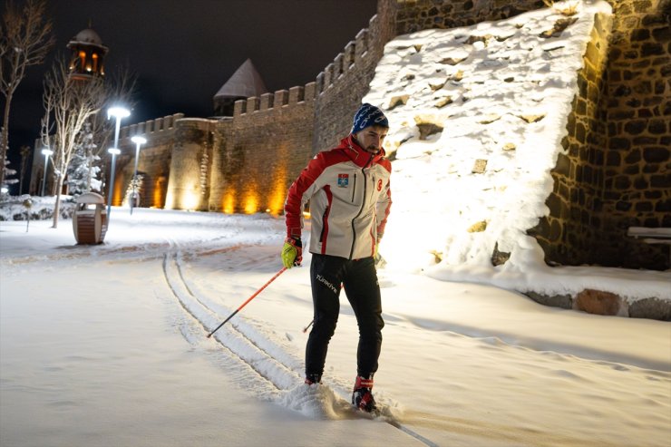 Milli sporcudan Erzurum'un tarihi yapıları arasında kayak keyfi