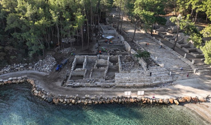 Phaselis Antik Kenti'ndeki kazılarda kutsal alan ve adak heykeller bulundu