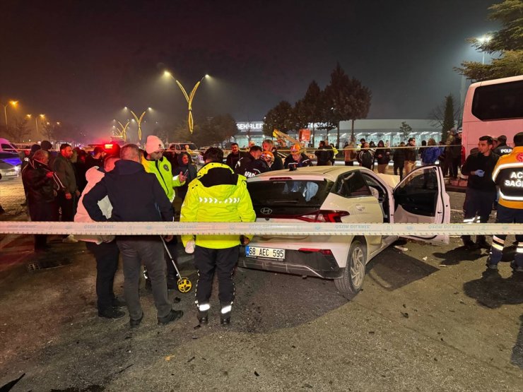 Aksaray'da yolcu otobüsü ile çarpışan otomobilin sürücüsü öldü, 3 kişi yaralandı