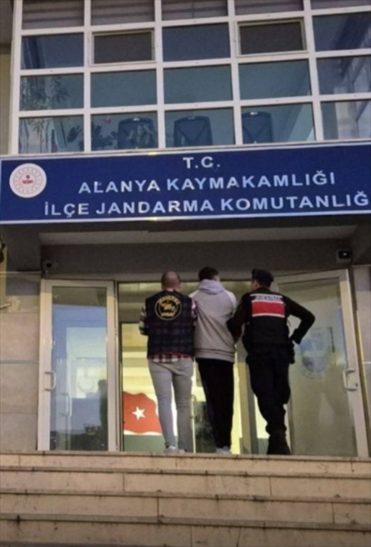 Antalya'da çeşitli suçlardan aranan 299 kişi yakalandı