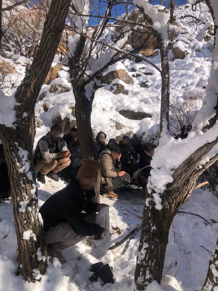 Erzurum'da karla kaplı kayalık alana saklanan 12 düzensiz göçmen yakalandı