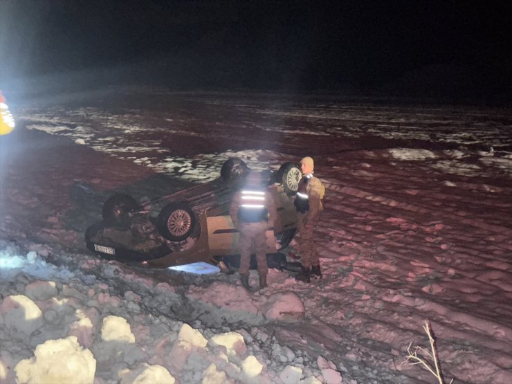 Erzurum'da şarampole devrilen otomobildeki 4 kişi yaralandı