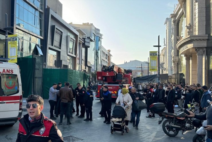 GÜNCELLEME - Güngören'de yıkım sırasında kısmen çöken binada göçük altında kalan 2 işçiden biri kurtarıldı